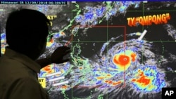 Chuyên gia dự báo thời tiết Meno Mendoza chỉ đường đi của siêu bão Mangkhut.