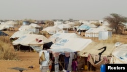 Des tentes installées par le Haut Commissariat des Nations Unies pour les réfugiés dans un camp de réfugiés pour les Maliens à Mbera, en Mauritanie, à environ 40 km de la frontière avec le Mali, le 23 mai 2012.
