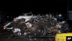 Los restos de vehículos yacían en el suelo después de un accidente fatal en Londiani, Kenia, la madrugada del 1 de julio de 2023.