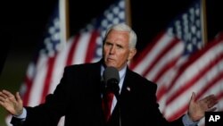 El vicepresidente Mike Pence habla en un evento de campaña el miércoles 28 de octubre de 2020 en Flint, Michigan (AP Photo/Paul Sancya)