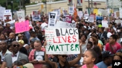 Протест в Нью-Йорке. На плакате написано: "Жизни чернокожих важны"