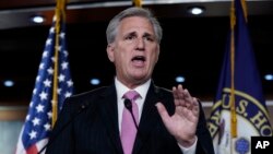 资料照：众议院少数党领袖麦卡锡（Rep. Kevin McCarthy, R-CA）2019年5月2日在国会山召开记者会。