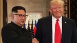 Tổng thống Mỹ Donald Trump và lãnh tụ Triều Tiên Kim Jong Un bắt tay sau khi ký tuyên bố chung, 12/6/2018.