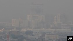 Kabut asap tebal menyelimuti pusat kota Bangkok, Thailand, Senin, 20 Januari 2020. (Foto: AP)