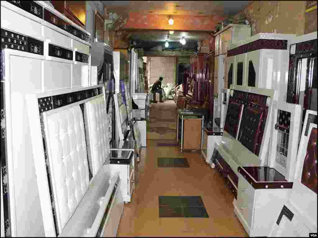 پاکستان کے دیگر شہروں سے بھی فرنیچر کی اشیا کراچی لاکر فروخت کی جاتی ہیں