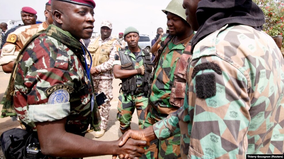Le Lieutenant-Colonel Cherif Ousmane et des soldats mutins à Bouaké le 13 janvier 2017.