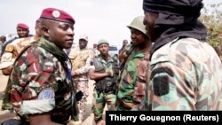 Le Lieutenant-Colonel Cherif Ousmane salue les mutins à l'aéroport de Bouaké, en Côte d'Ivoire, le 13 janvier 2017.