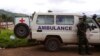 Un soldat Cameroun, à droite, se tient à côté d'une ambulance utilisée pour transporter les victimes du déraillement d'un train vendredi à Eseka, Cameroun, 22 octobre 2016. 