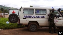 Un soldat à côté d'une ambulance à Eseka, au Cameroun, 22 octobre 2016. (photo d'archives)