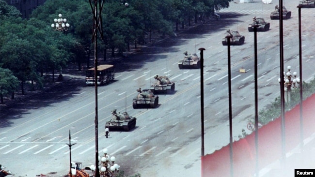 六四天安门事件时一名男子在北京天安门广场以东的长安街孤身拦住坦克车队。