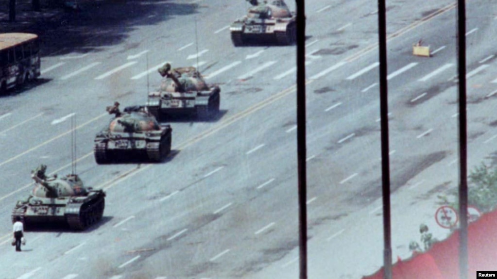 1989年6月5日，一位北京市民站在长安街的坦克前。