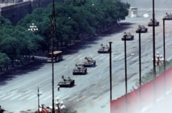 一位北京市民拦住在长安街上行驶的坦克前。（1989年6月5日）