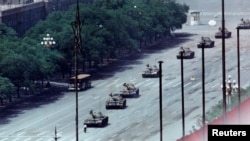资料照：一名北京市民在长安街孤身站在坦克车队前。(1989年6月5日)