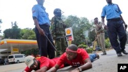 Polisi wa Kenya wakiwa wamewaamuru waandamanaji wa kupinga ufisadi kulala barabarani