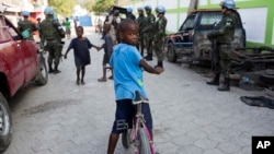 ພວກເດັກນ້ອຍພາກັນຫຼິ້ນ ຢູ່ຕາມຖະໜົນຫົນທາງ ໃນຂະນະທີ່ ກອງກຳລັງຮັກສາສັນຕິພາບ Brazil ພາກັນລາດຕະເວນທີ່ສະລຳ Soleil, ໃນ Port-au-Prince, Haiti, 22 ກຸມພາ, 2017. 