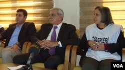 Ahmet Turk ligel Selahattîn Demîrtaş û Gultan Kişanak