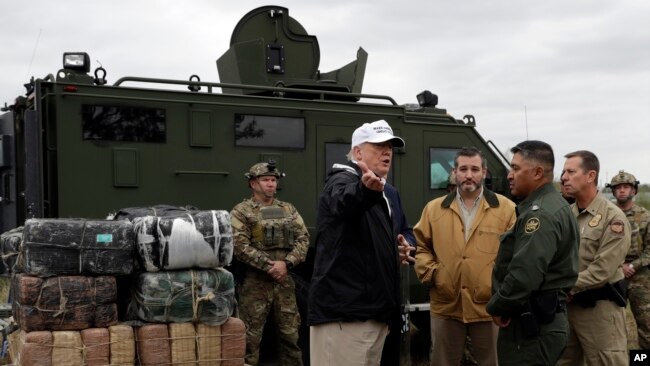 美国总统特朗普周四在美墨边境视察