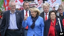 Kuzey Ren Vestfalya eyalet seçimini kazanan Sosyaldemokrat lider Hannelore Kraft zafer işareti yaparken