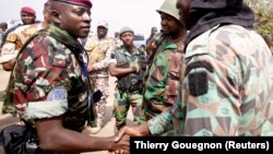 Le Lieutenant-Colonel Cherif Ousmane et des soldats mutins à Bouaké le 13 janvier 2017.