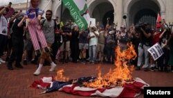 Propalestinski demonstranti pale američku zastavu u Vašingtonu (Foto:REUTERS/Nathan Howard)