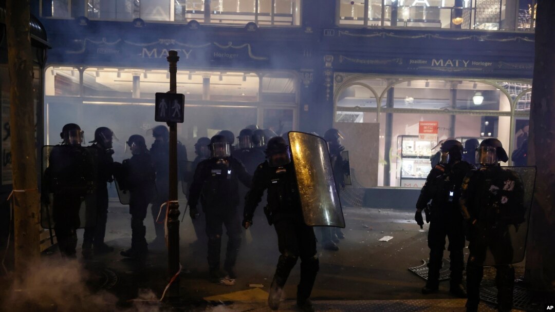 Specijalna policija na ulicama Pariza tokom okršaja sa demonstrantima, 23. marta 2023. 