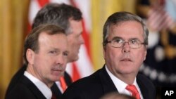 Neil Bush (izquierda) y sus hermanos Jeb Bush (derecha), y Marvin Bush (al fondo) durante la ceremonia de entrega de la Medalla de la Libertad a su padre el expresidente George H.W. Bush en 2010.