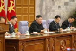 김정은 북한 국무위원장이 10일 평양에서 열린 노동당 중앙위원회 전원회의에서 발언하고 있다.