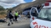 Paramédicos de la Cruz Roja en Puebla, México, en la escena de un accidente de un autobús que transportaba migrantes de Venezuela, Colombia y Centroamérica el 19 de febrero de 2023. Foto de la Cruz Roja de Puebla distribuida por Reuters.