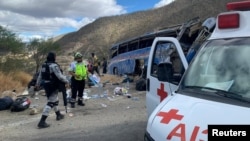 Paramédicos de la Cruz Roja en Puebla, México, en la escena de un accidente de un autobús que transportaba migrantes de Venezuela, Colombia y Centroamérica el 19 de febrero de 2023. Foto de la Cruz Roja de Puebla distribuida por Reuters.