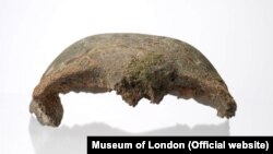 نمای جلوی بخشی از جمجمه ۵۶۰۰ ساله - موزه لندن، ۲۰ فوریه ۲۰۱۹
