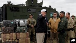 Presiden AS Donald Trump mengunjungi wilayah perbatasan AS-Meksiko di kota McAllen, Texas, Kamis (10/1).