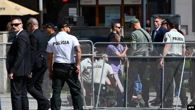 Polis, Slovakya Başbakanı Fico'ya saldıran şüpheliyi olay yerinde gözaltına aldı.