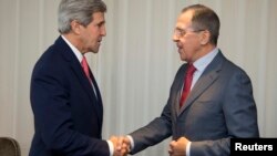 Državni sekretar Džon Keri i njegov ruski kolega Sergej Lavrov rukuju se pre današnjeg susreta u Ženevi