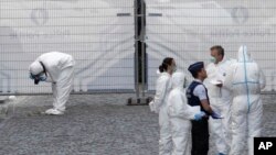 法醫官在槍擊案現場搜集證據