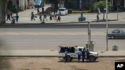 Pasukan keamanan Ethiopia siaga di lapangan Meskel, Addis Ababa, pasca upaya kudeta yang gagal di Ethiopia, Minggu (23/6). 