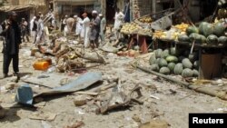 Bezbednosni zvaničnici na mestu napada u Landi Kotalu, na severozapadu Pakistana