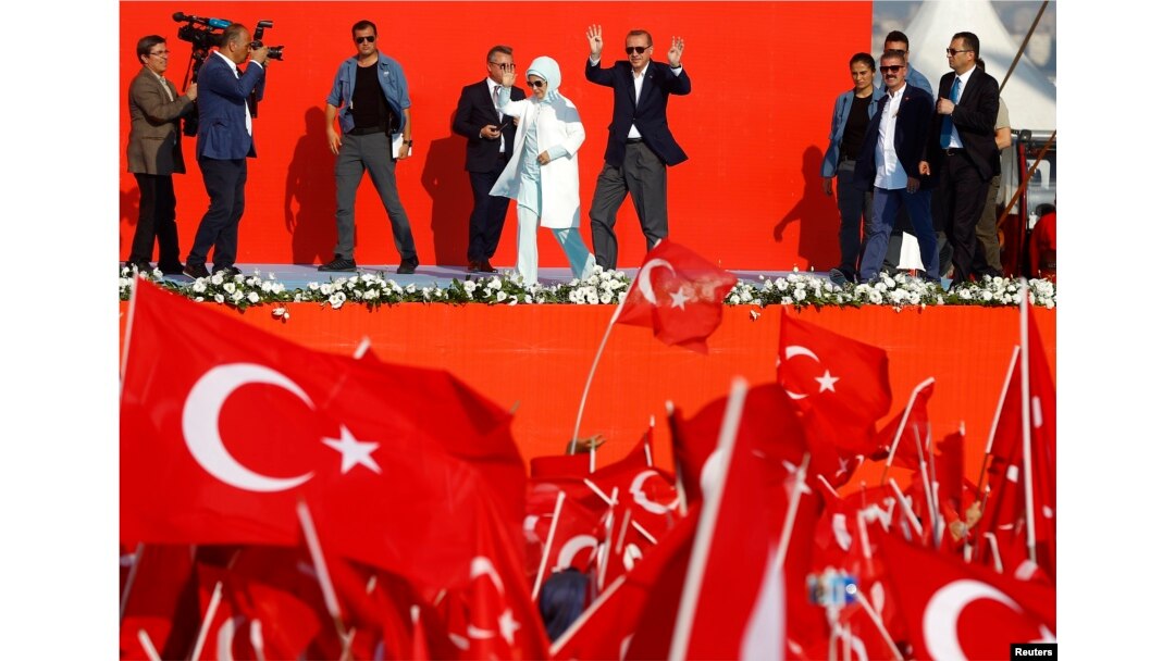 Tổng thống Thổ Nhĩ Kỳ Tayyip Erdogan và vợ, bà Emine Gulbaran, tham dự cuộc mít tinh Dân chủ và Tử vì đạo do ông tổ chức với sự hậu thuẫn của Đảng Công lý và Phát triển (AKP), các đảng đối lập Cộng hòa Nhân dân (CHP) và Phong trào Dân tộc chủ nghĩa (MHP).