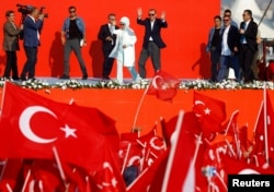 土耳其总统埃尔多安和夫人参加支持者在伊斯坦布尔举行的大会（2016年8月7日）