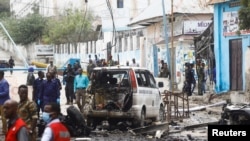 Abashinzwe umutekano bageze aho umwiyahuzi yaturikirije igisasu giteze mu modoka. Yari mu muhanda uri hafi y'urugo rw'umukuru w'igihugu i Mogadishu, Somaliya, taliki 25/9/2021.