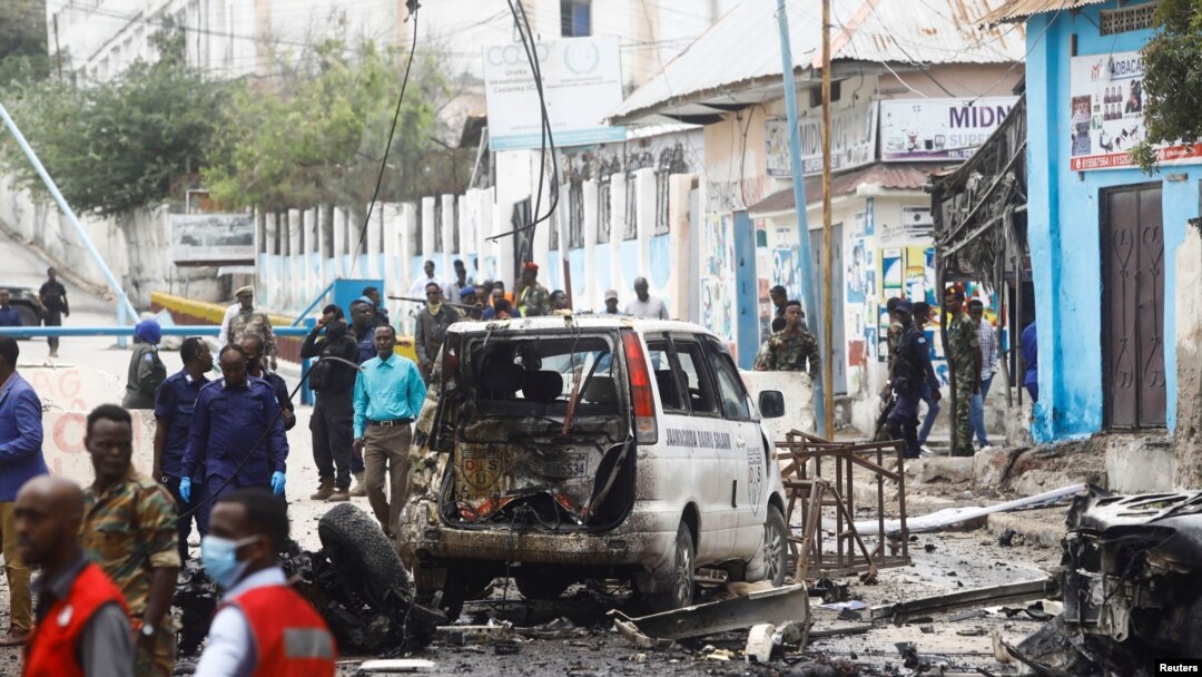 Petugas keamanan berkumpul di lokasi ledakan bom mobil bunuh diri di persimpangan jalan dekat kediaman presiden, di Mogadishu, Somalia, 25 September 2021. (Foto: REUTERS/Feisal Omar)