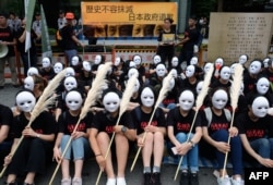 타이완 남부 타이난시에서 '위안부' 소녀상 제막식이 거행된 가운데 타이페이시에서는 마스크를 쓴 시민들이 여성 '위안부' 피해자에 대한 일본의 사과를 촉구하는 시위를 열었다.