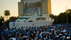 Des étudiants assistent à un défilé militaire en l'honneur de Fidel Castro à La Havane, à Cuba, le 2 janvier 2017.