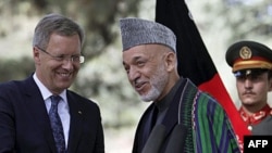 Tổng thống Afghanistan Hamid Karzai (giữa) nói chuyện với Tổng thống Đức Christian Wulff sau 1 cuộc họp báo chung tại Kabul, Afghanistan, 16/10/2011