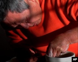 Cliff Lee blends his Asian heritage with his technical training to create flawless porcelain objects.