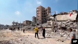 En esta imagen tomada de un vídeo, los palestinos regresaron a escenas de destrucción en el barrio Shijaiyah de la ciudad de Gaza el jueves 11 de julio de 2024, después de que las tropas israelíes se retiraran tras una ofensiva de dos semanas.