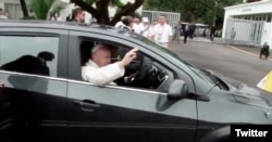 El Papa sale de la Nunciatura en Bogotá para viajar a Villavicencio. Pidió sentarse junto al conductor y que le abran la ventana para saludar a los fieles. Sept.8, 2019. Foto: @papacol.