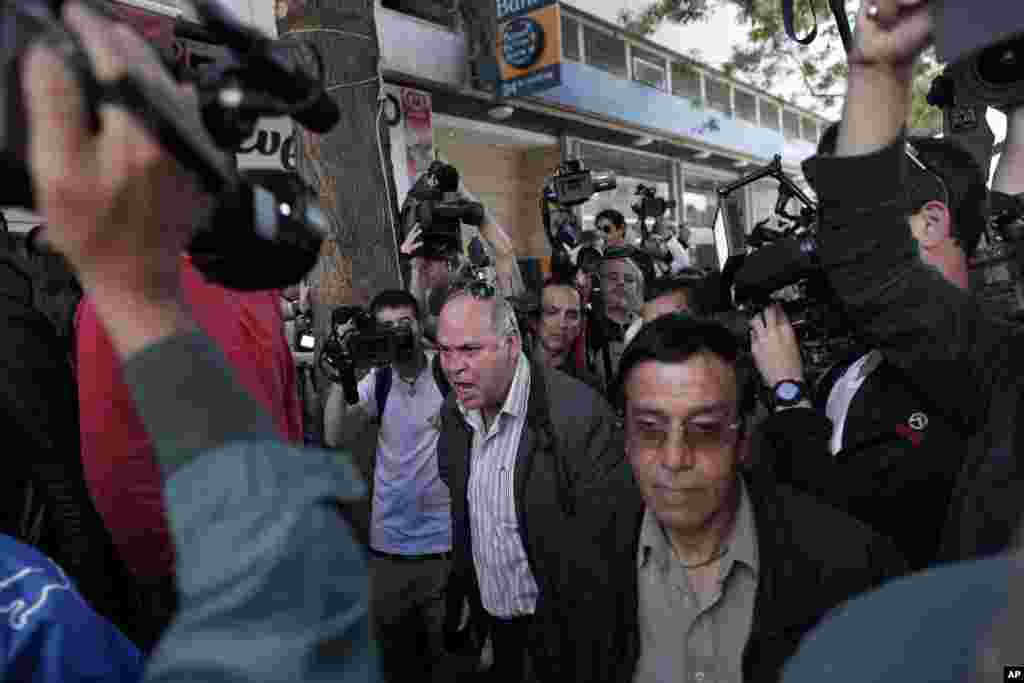 28일 키프로스 니코시아의 키프로스 은행 앞에 줄 서 있는 고객들과 이를 취재 나온 언론사 기자단.