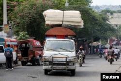 Truk mengangkut tumpukan kasur karena warga memilih untuk mengungsi menyusul terjadinya kekerasan geng, di Port-au-Prince, Haiti, 14 November 2024. (Foto: REUTERS/Marckinson Pierre)