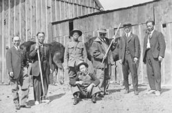 1920년 콜로라도주 덴버의 안재창(왼쪽 두번째) 소유 농장을 방문한 이승만(오른쪽) 등 재미 독립운동가들이 기념 촬영을 하고있다. (안형주 제공)