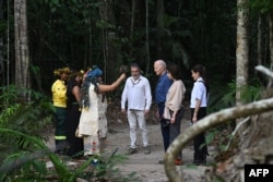 Presiden Amerika Serikat Joe Biden mengunjungi Museu da Amazonia bersama putrinya, Ashley Biden (kanan) dan cucunya Natalie Biden (kedua dari kanan), saat mereka mengunjungi Hutan Hujan Amazon di Manaus, Brazil, 17 November 2024. (SAUL LOEB/AFP)